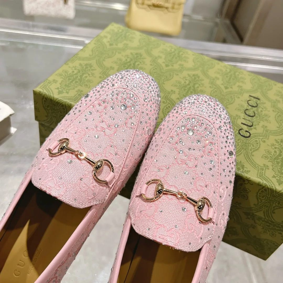 👟👟Ex-factory price 500👟👟 Genuine leather sole +50 (35-41) (41/42 customized) As an outstanding representative of Gucci’s design heritage, the Jordaan series of loafers with horsebit buckles vividly highlight the classic and elegant style. Crafted from the brand's signature monogram canvas, this shoe is timeless. Made from soft material and with a refined, smooth silhouette, these shoes are a perfect expression of everyday elegance. Gucci Angora Red GG Canvas Women Light Gold Tone Hardware Horsebit Faceted Crystal Detail Leather Sole Flat.